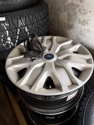 Originale Ford 17” stålfælge med originale hjulkapsler