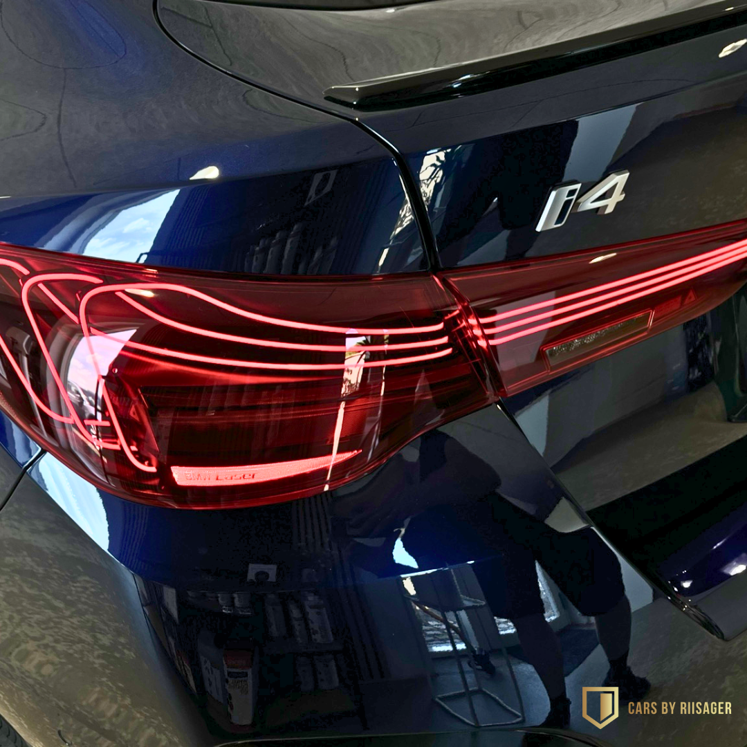 bmw-i4-led-baglygte-design Detaljebillede af BMW i4's elegante LED-baglygte med Laser Light-design og Tanzanite Blue Metallic-lak.