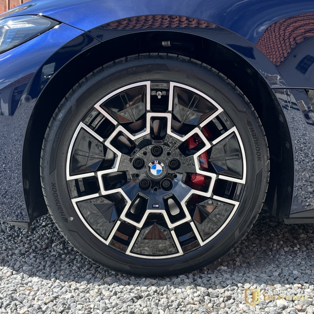 bmw-i4-m-sport-faelg-roede-bremsekalibre 19-tommer M Sport-fælg på BMW i4 xDrive40 med røde bremsekalibre og detaljer efter Premiumbehandling.