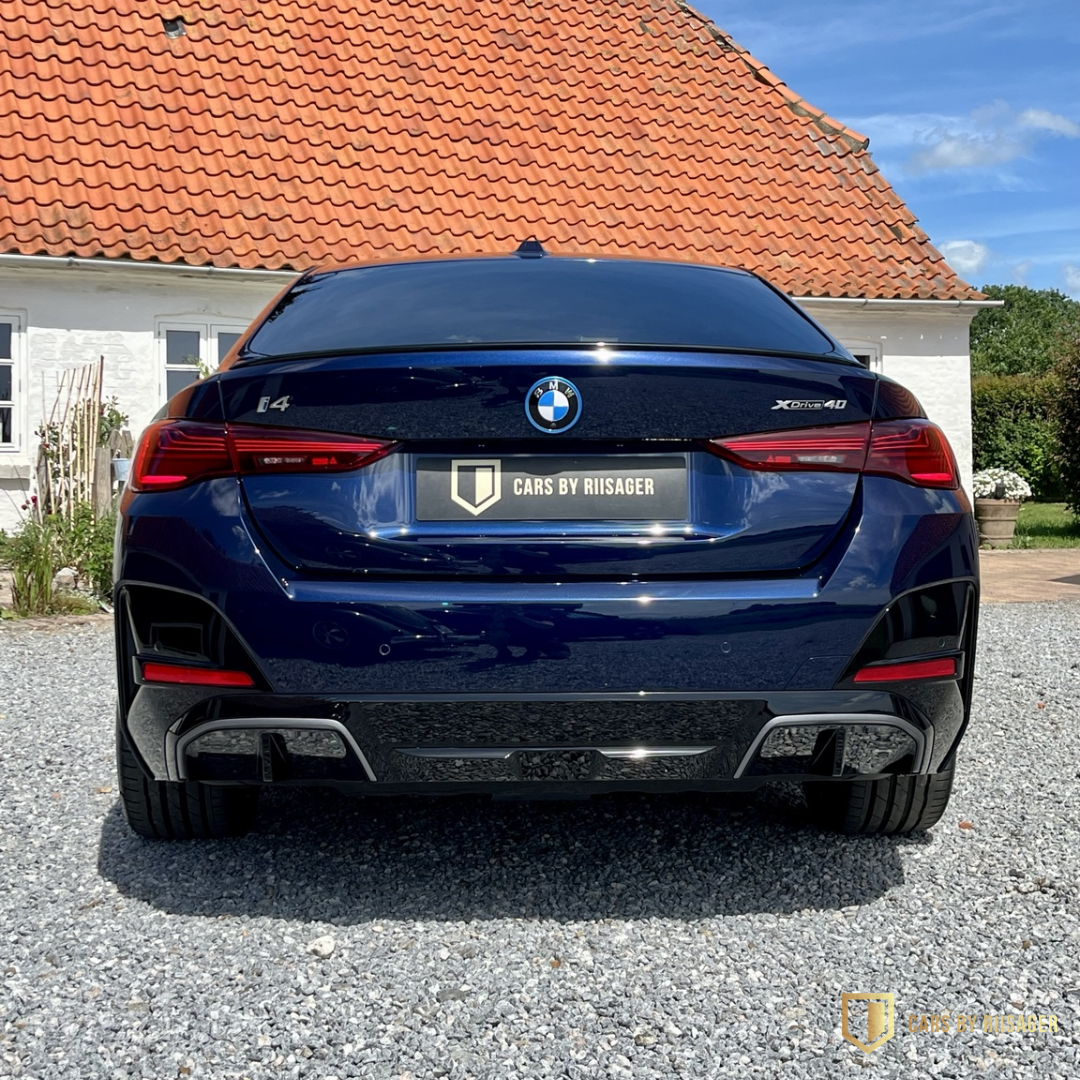 bmw-i4-xdrive40-m-sport-bagende Bagfra af BMW i4 xDrive40 M Sport i Tanzanite Blue Metallic efter Premiumbehandling hos Cars by Riisager CarCare.