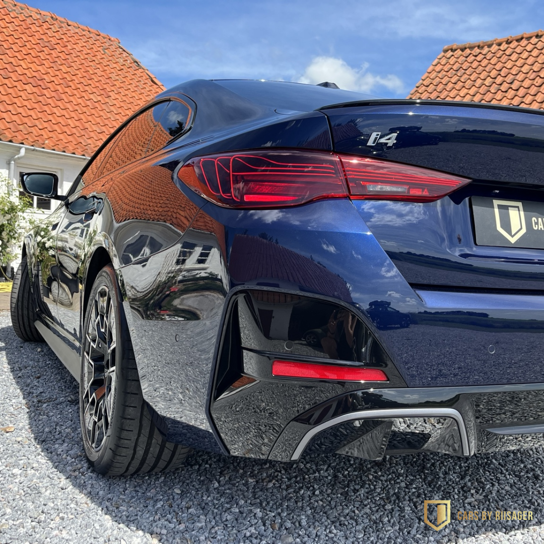 bmw-i4-xdrive40-m-sport-bagfra BMW i4 xDrive40 M Sport set bagfra med de karakteristiske LED-baglygter og den dybe Tanzanite Blue Metallic-lak.