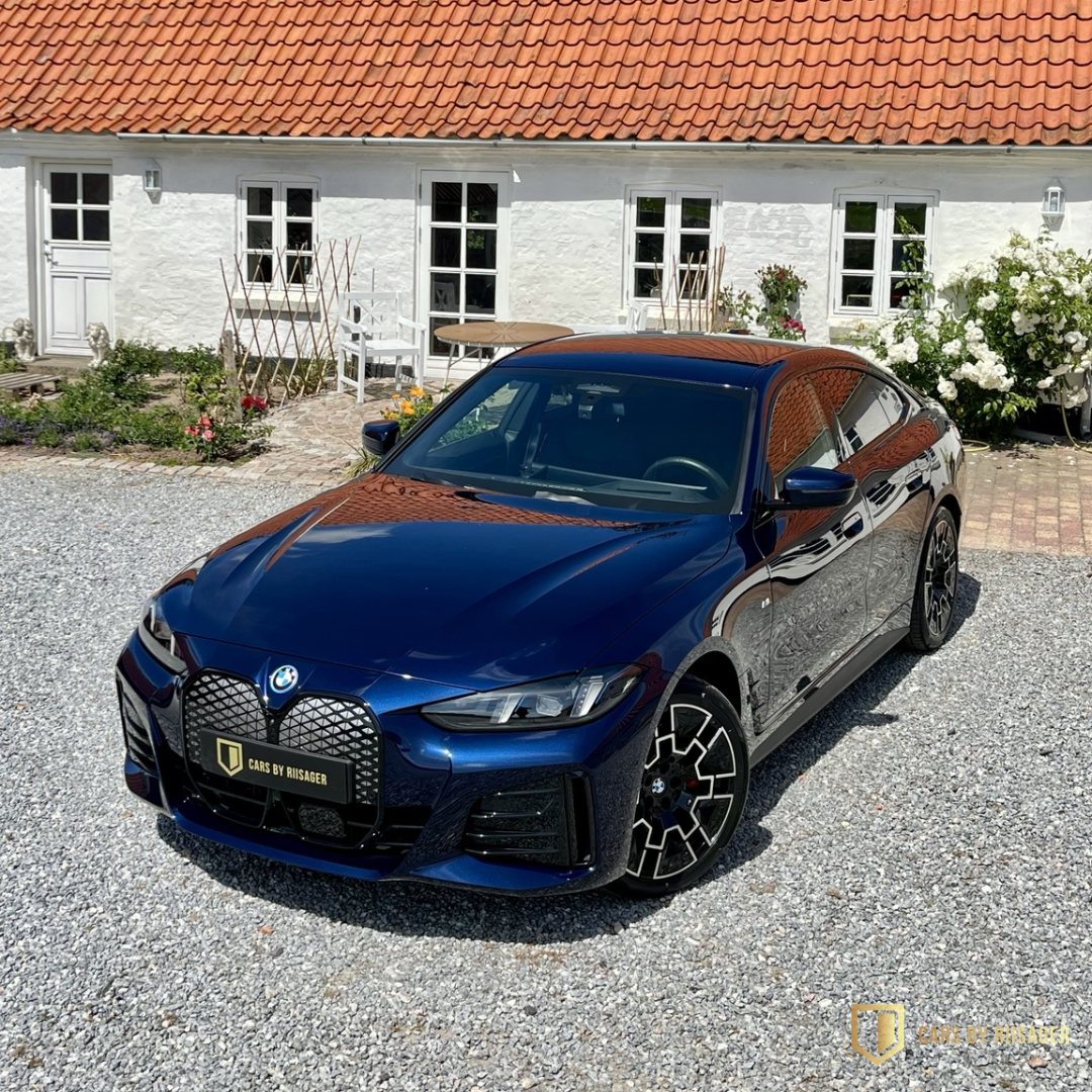 BMW i4 xDrive40 M Sport i Tanzanite Blue Metallic efter Premiumbehandling og keramisk coating hos Cars by Riisager CarCare i Hjørring.