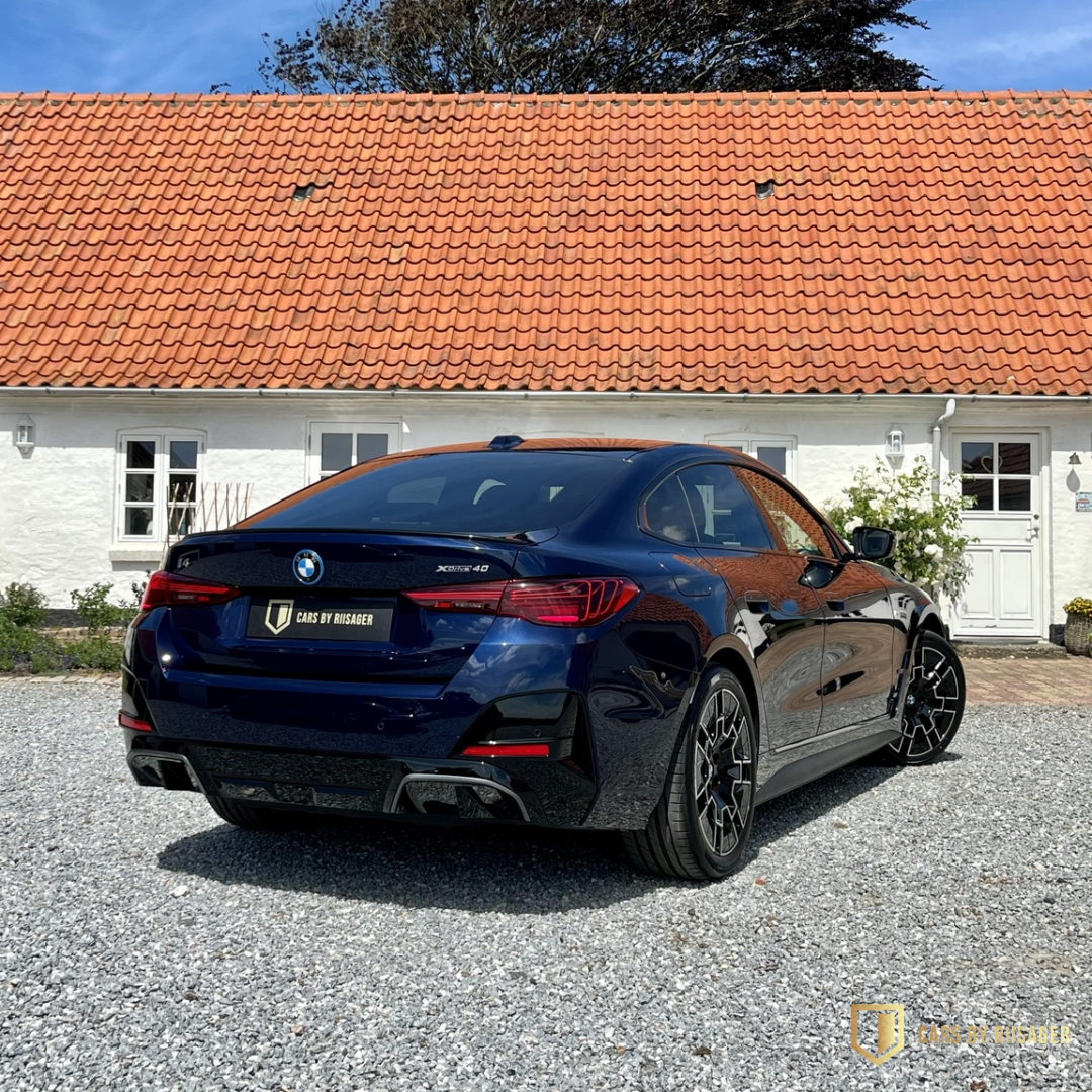 bmw-i4-xdrive40-tanzanite-blue BMW i4 xDrive40 M Sport fotograferet udendørs efter Premiumbehandling med fokus på design, lak og proportioner.