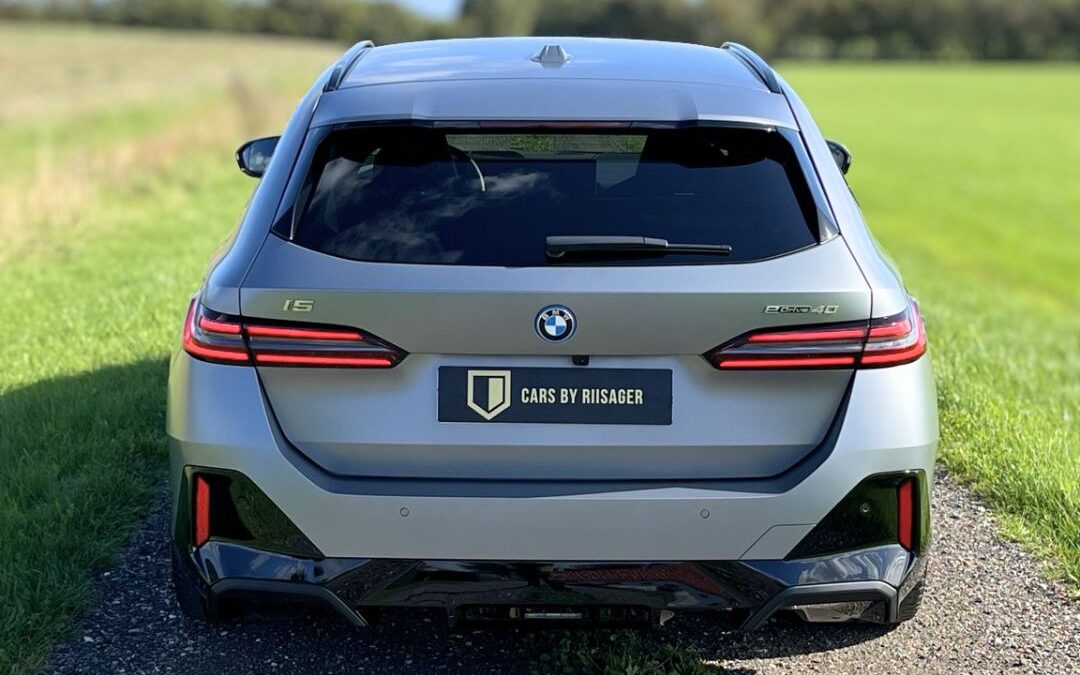 BMW i5 Touring i Frozen Pure Grey Metallic – når lakken er en del af bilens personlighed