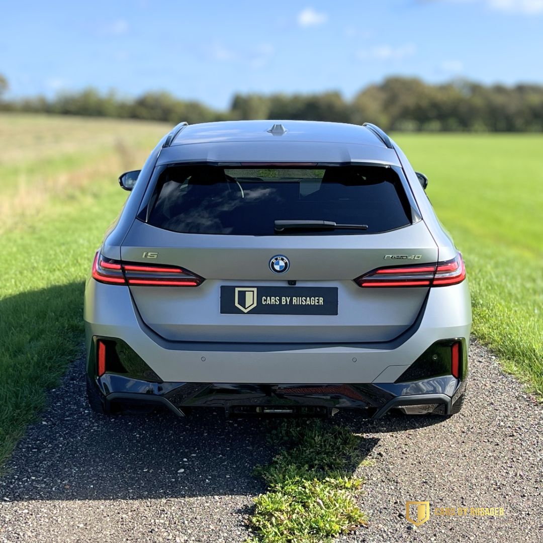Bagenden af BMW i5 Touring med gennemgående linjer og smalle baglygter.