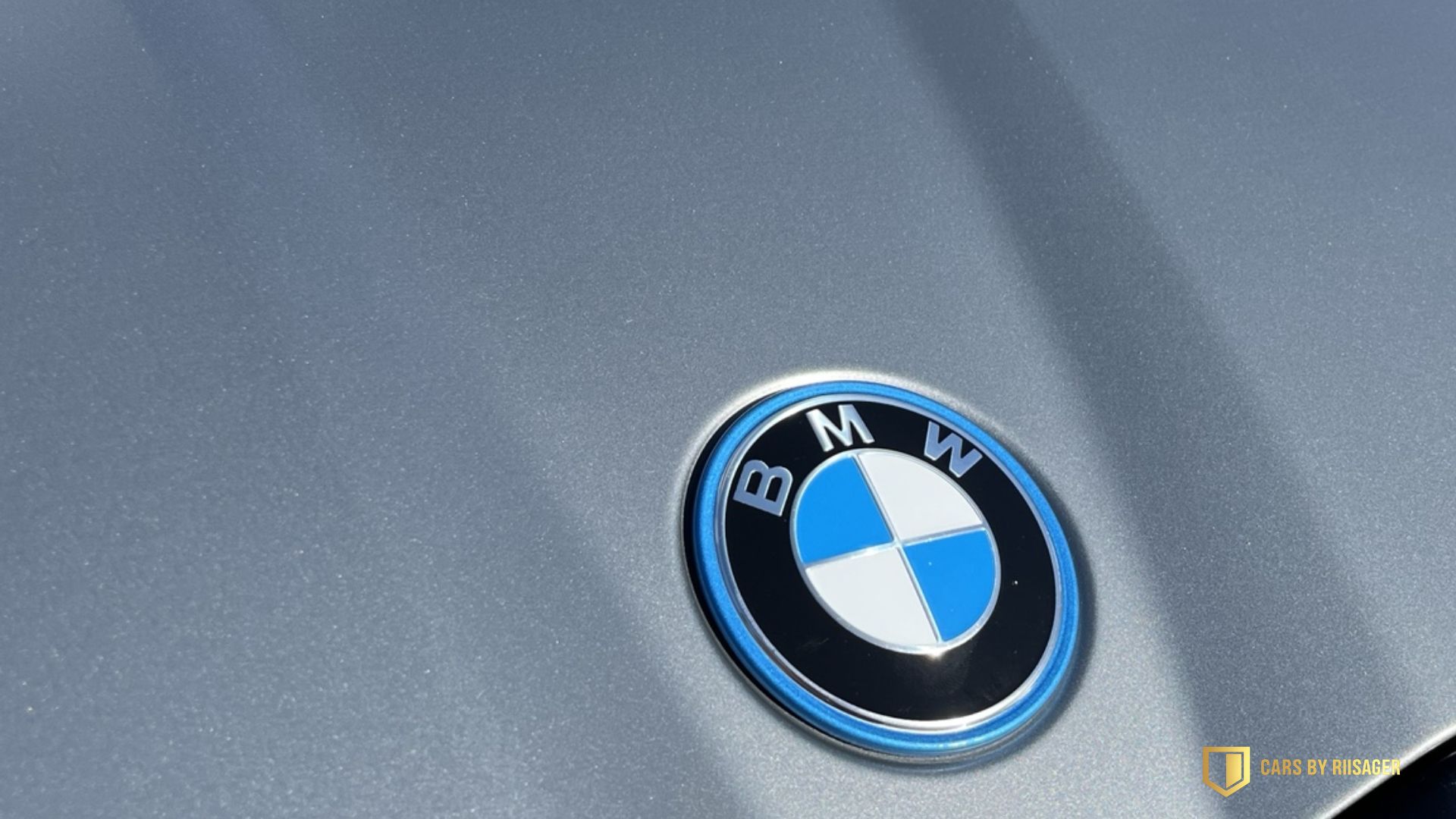 BMW-emblem på motorhjelmen med den matte Frozen Pure Grey Metallic-lak omkring.