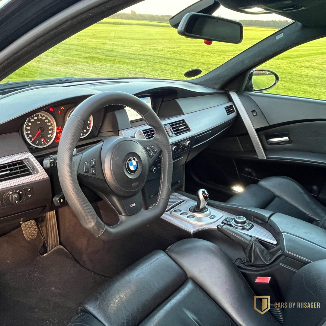 bmw-m5-e60-cockpit-foererplads Cockpit og førerplads i BMW M5 E60 med M-rat og SMG III-gearkasse.