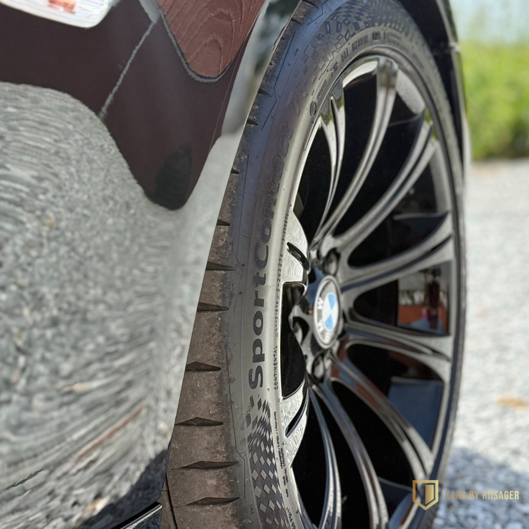 BMW M5 E60 fælg med Continental SportContact-dæk fotograferet tæt på.