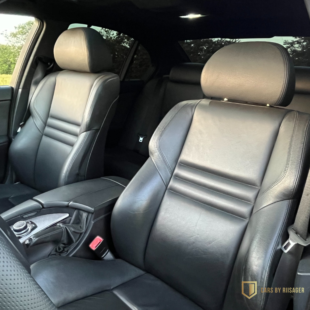 bmw-m5-e60-forsaeder-interioer Sportssæder i sort læder i kabinen på BMW M5 E60.