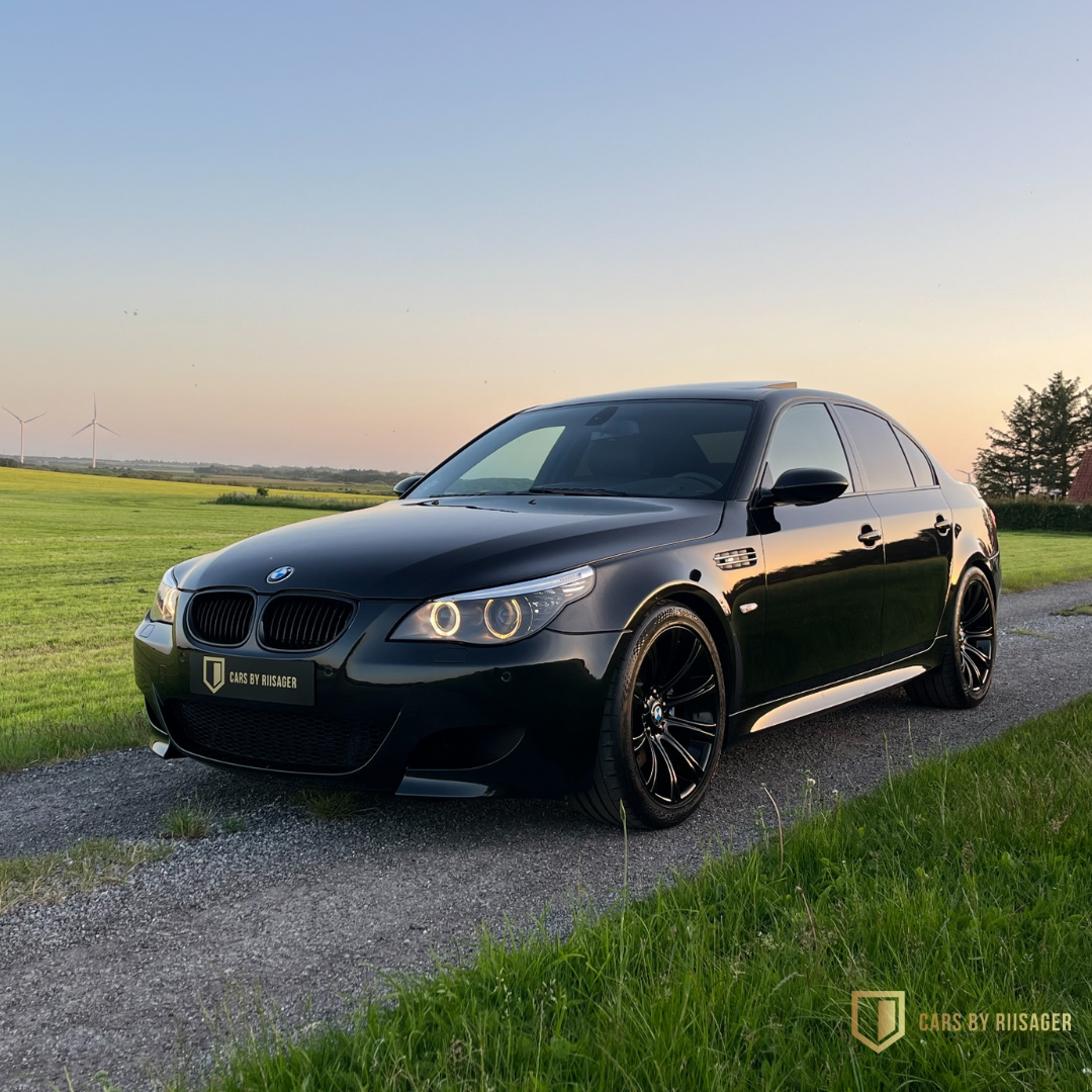 BMW M5 E60 sideprofil fotograferet ved solnedgang – en familiebil med 507 hk V10-motor.