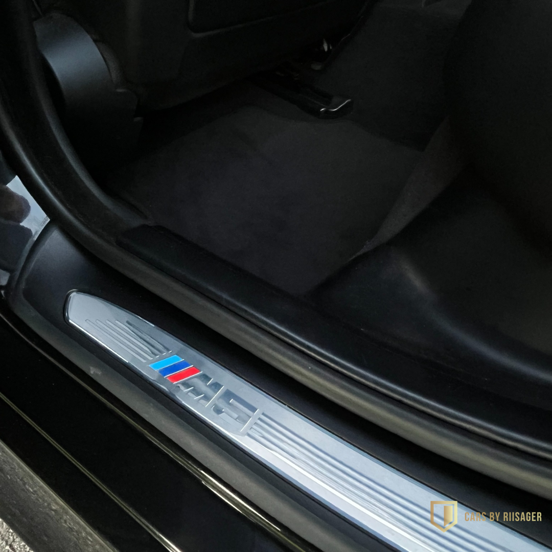 bmw-m5-e60-m-indstigningsliste M-indstigningsliste i døråbningen på BMW M5 E60.