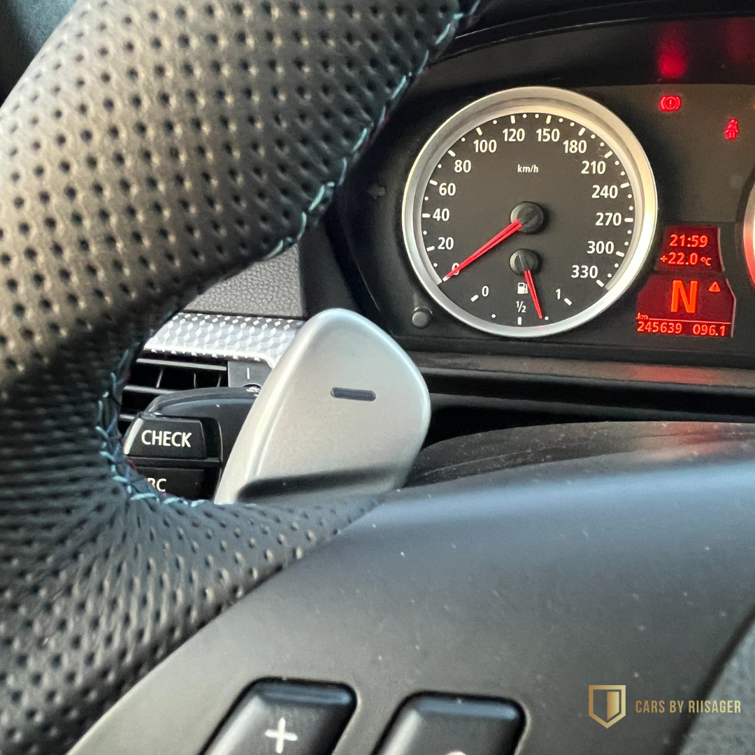 bmw-m5-e60-paddle-shift-330-kmt Paddle shift og 330 km/t speedometer i BMW M5 E60.
