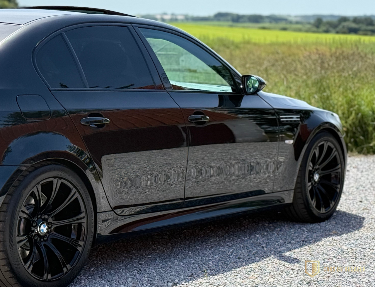 bmw-m5-e60-sort-lak-refleksion BMW M5 E60 – en af de mest ikoniske M-modeller nogensinde med 507 hk fra den legendariske V10-motor.