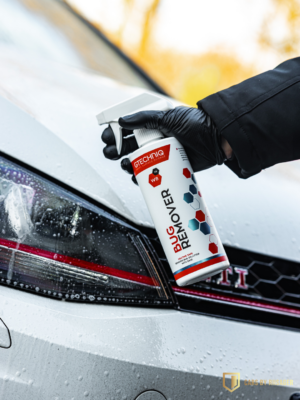 Påføring af Gtechniq W8 Bug Remover på bilens lak