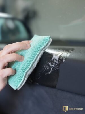 Rengøring af interiør med scrub pad