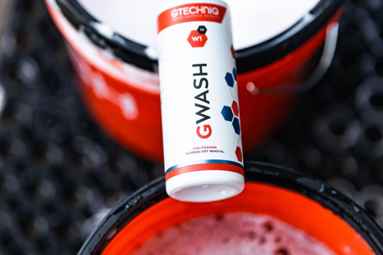 To-spandsmetoden med Gtechniq GWash shampoo reducerer risikoen for vaskeridser.