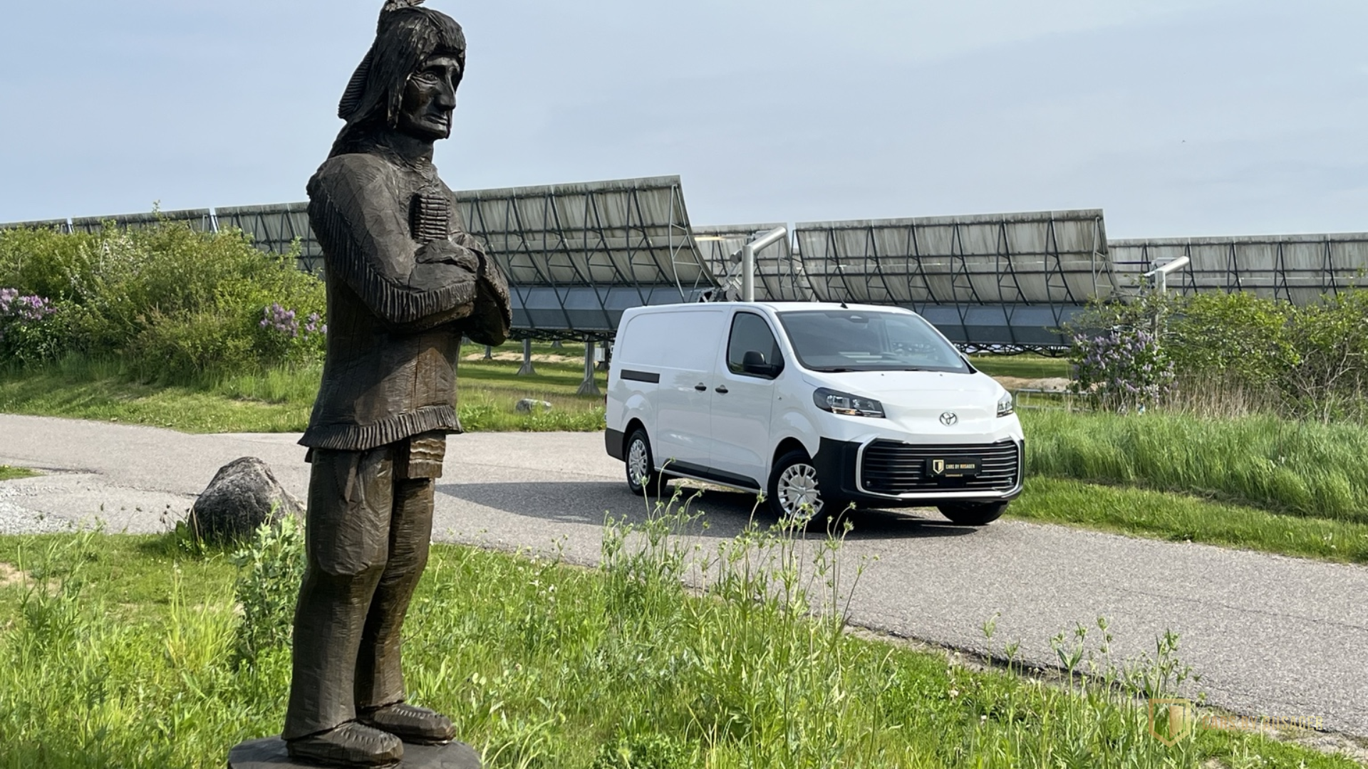 Toyota Proace Electric varebil ved solceller – elektrisk varebil til erhverv hos Cars by Riisager