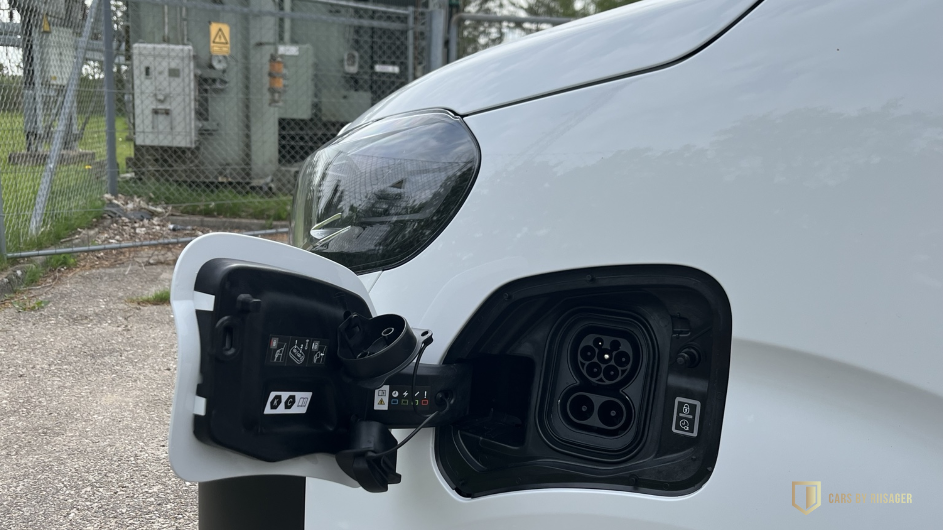 Toyota Proace Electric under opladning – elektrisk varebil med hurtig opladning