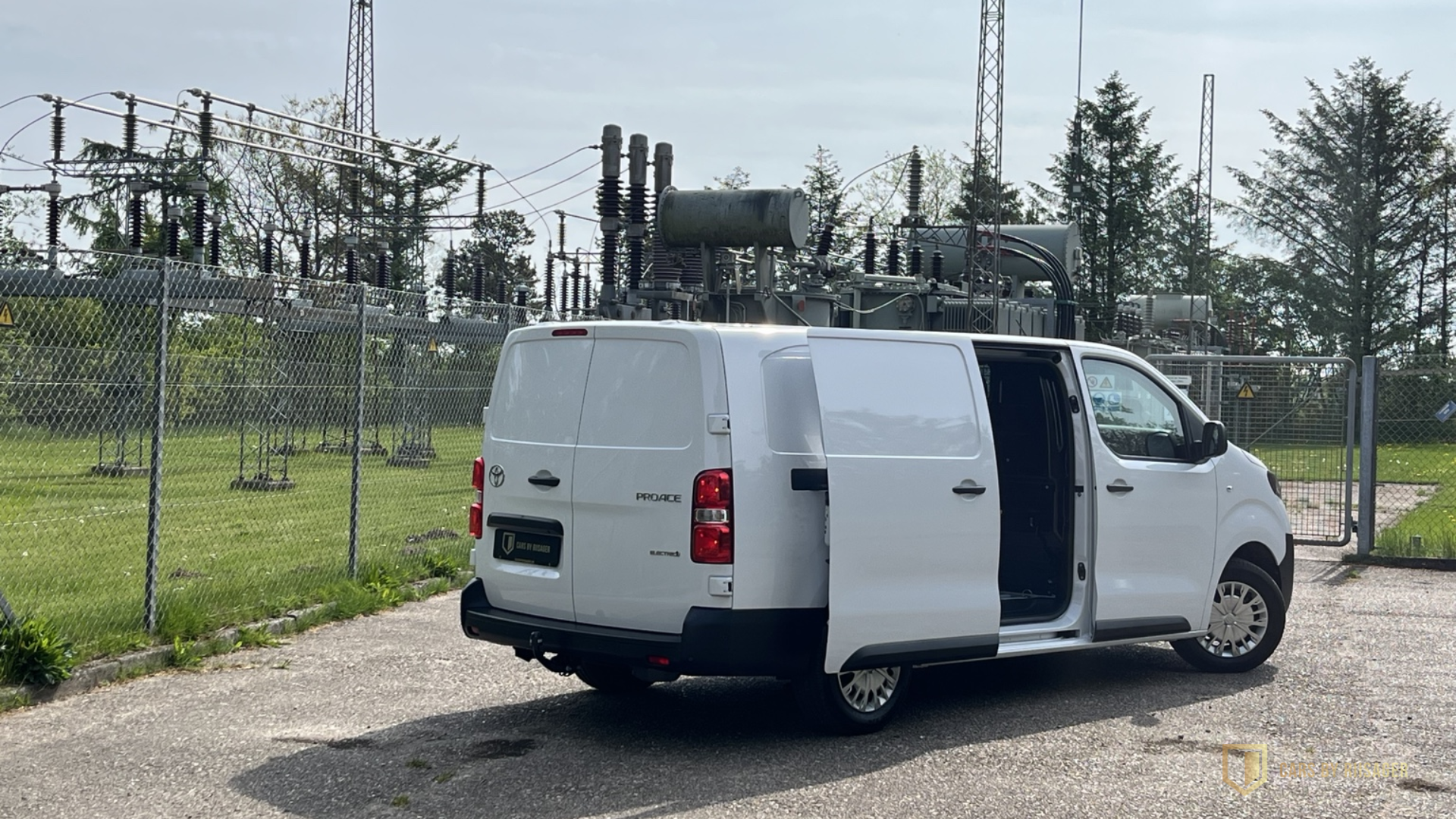 Toyota Proace Electric med åben sidedør – nem adgang til varerum